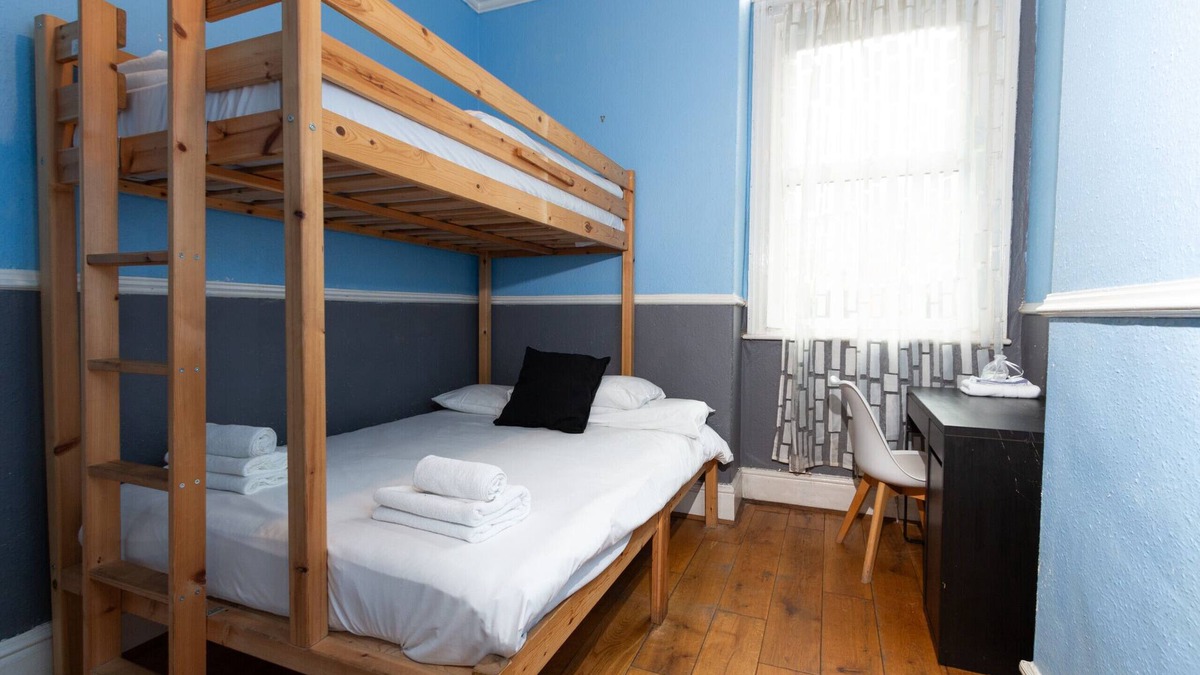 Offerton Bed & Breakfast | Comfy Private Room near MCR Centre