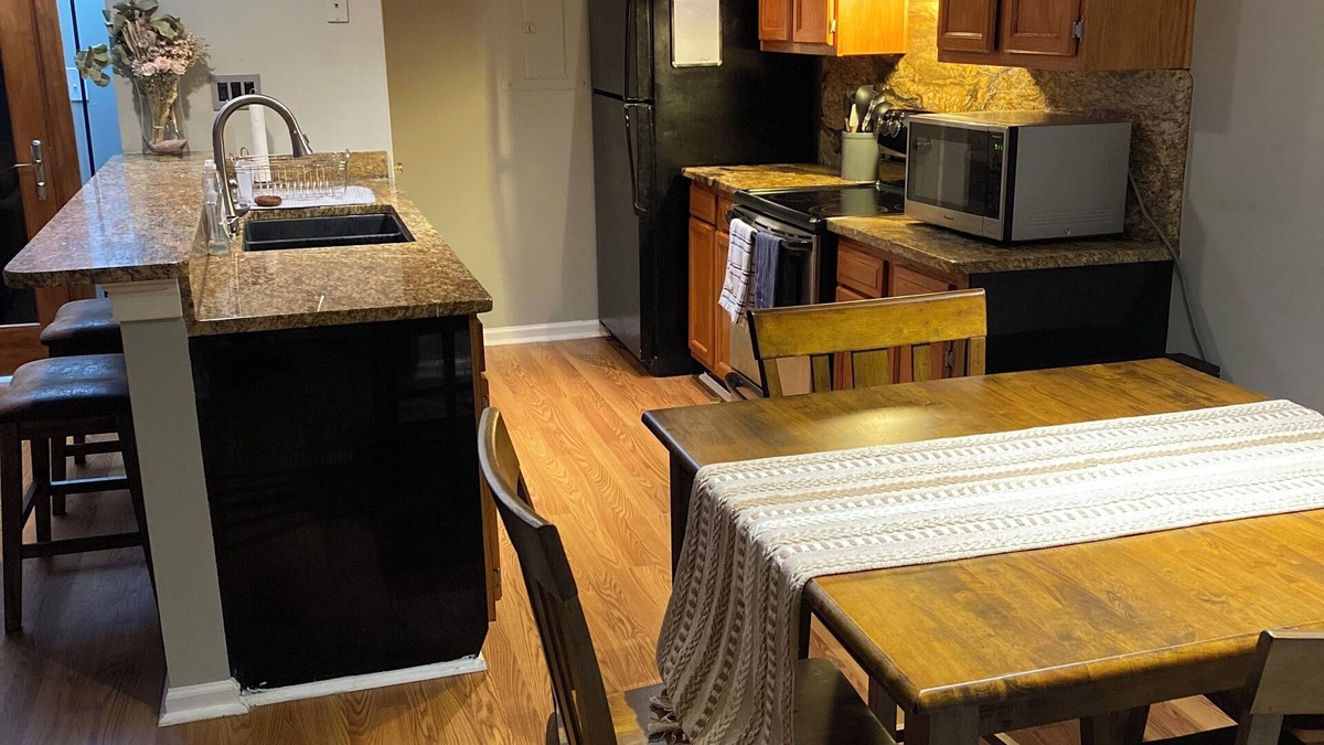 Norfolk - Virginia Beach Condo | Comfy Quaint Condo