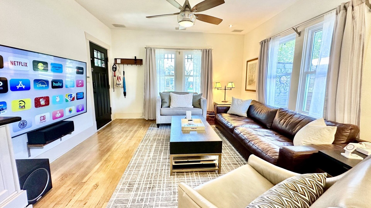 Woodland Heights House | Comfy & Quiet Bungalow -Pet Friendly! Now Booking into Spring 2026!