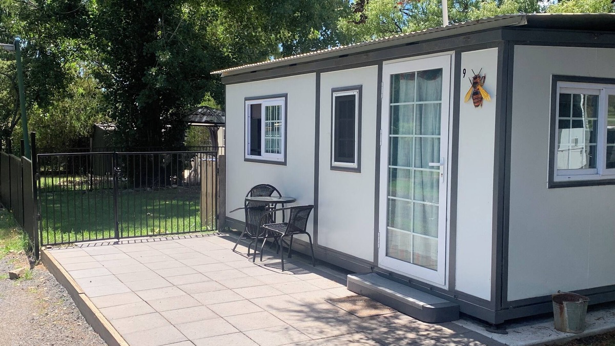 Glen Innes Apartment | Comfy studio units on 10 acres of free space and only 5 minutes walk to CBD