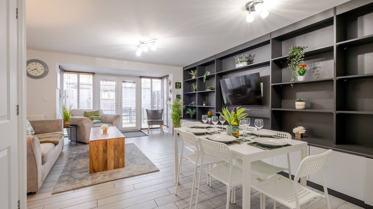 Kempston House | Comfy & stylish 4 bed house