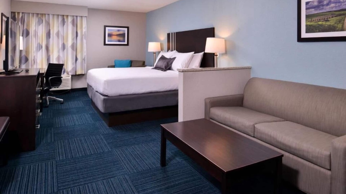 Blaine Hotel | Comfy Suite Near I-70 in Saint Clairsville w/Free Breakfast & Pool!