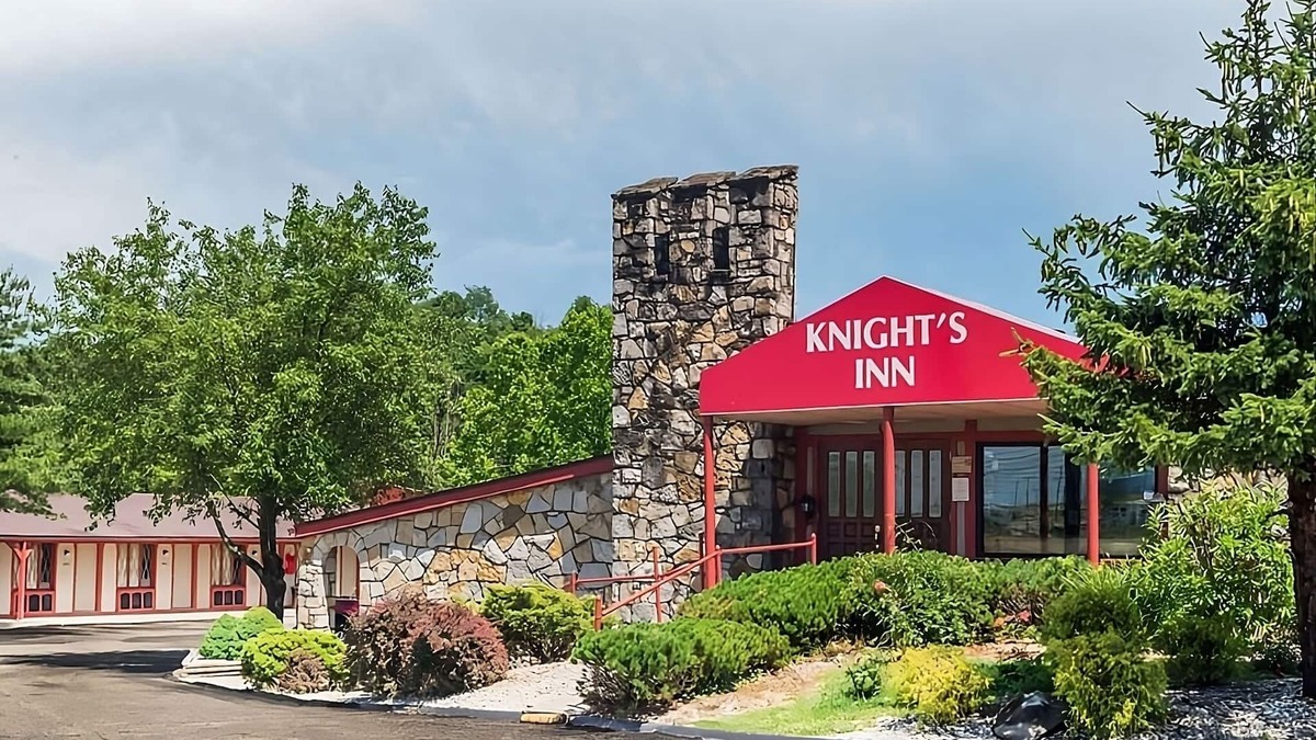 Summitt Hotel | Comfy Unit, Table Tennis, Pool, Free Parking, Free WiFi, Pets Allowed