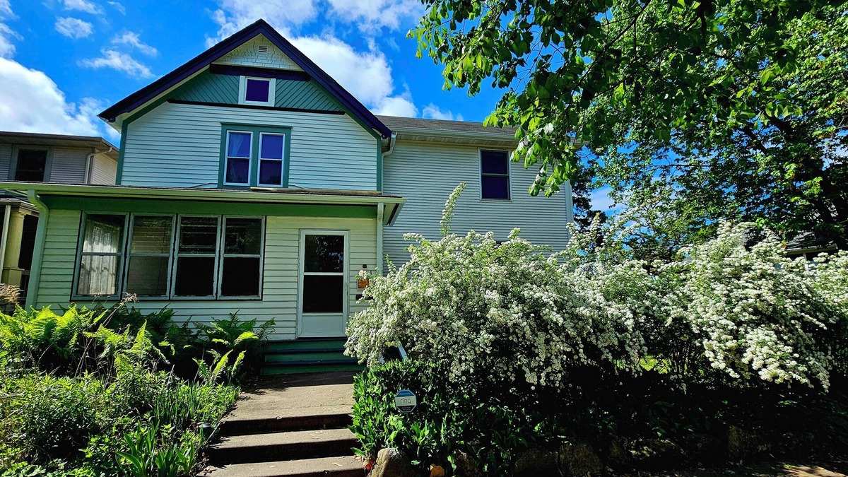 Midway House | Comfy Upper-Level Duplex in Pleasant Saint Paul Como Area