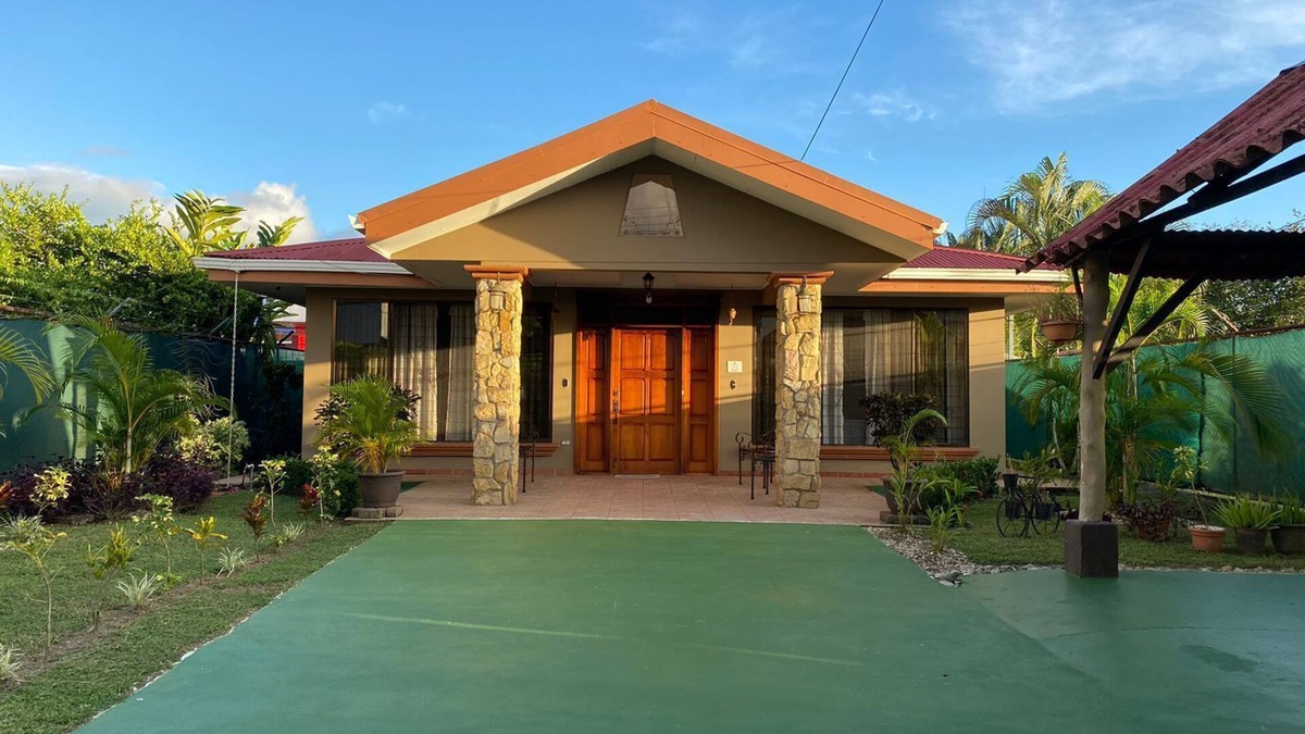 Quepos Villa | Comfy Villa for 7 with Private Pool, Just 10 Minutes from Manuel Antonio!
