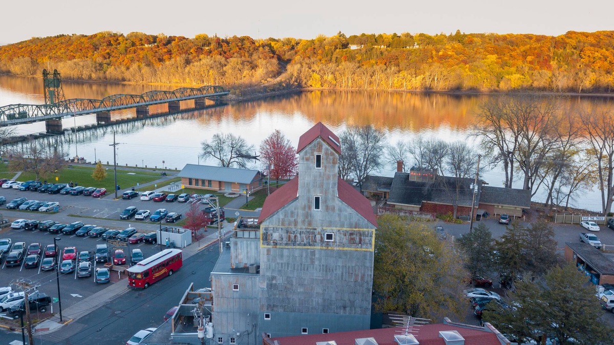 Stillwater Apartment | Commander-North Bin. DT Stillwater. River Views!