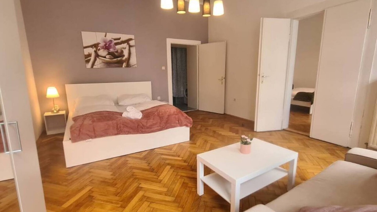 Landstrasse Apartment | Commodious 3BR Apt. Ideal for Families and Friends