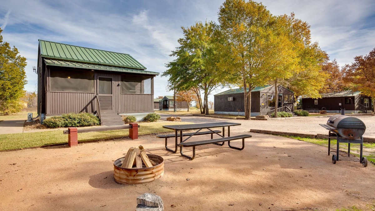 Cayuga Apartment | Community Pier: Cozy Kerens Cabin!