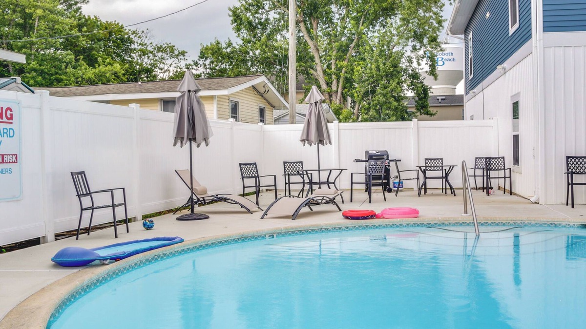 Rehoboth Beach Apartment | Community Pool Access: Rehoboth Beach Unit!