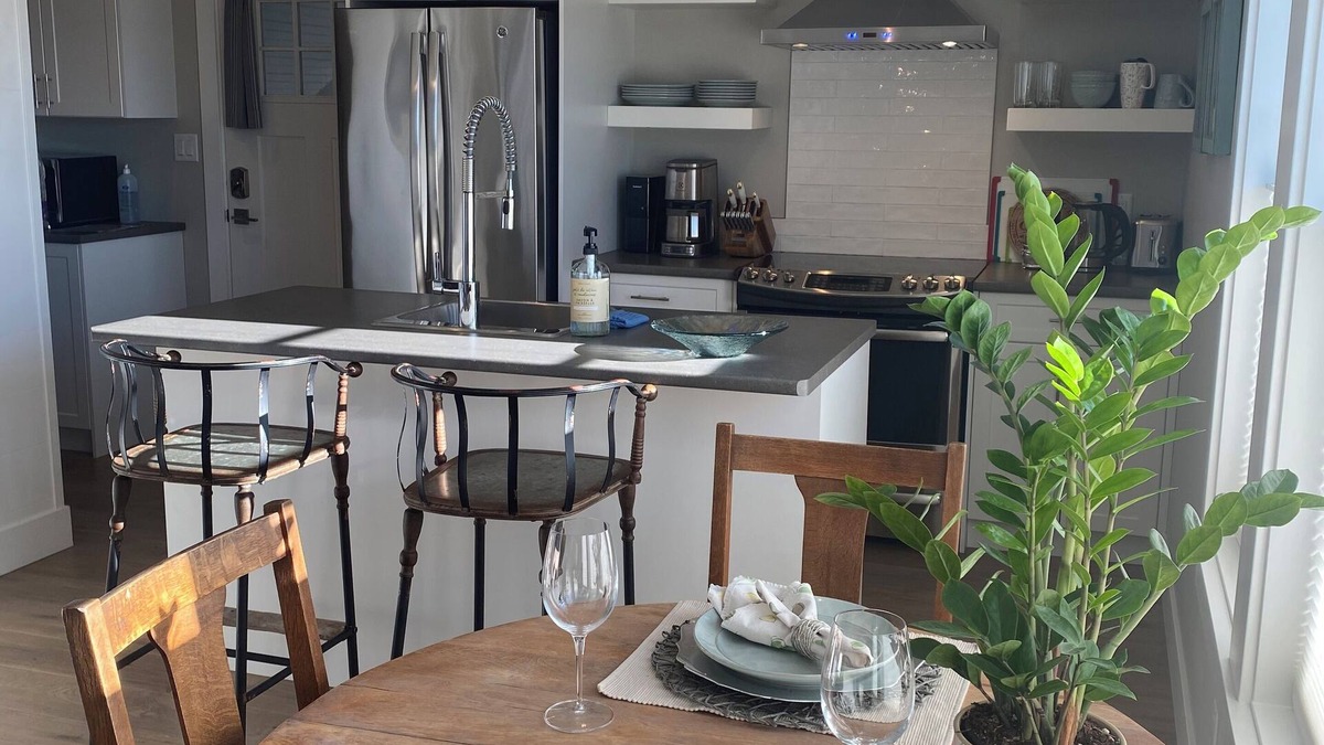 Comox House | Comox Harbour Carriage House
