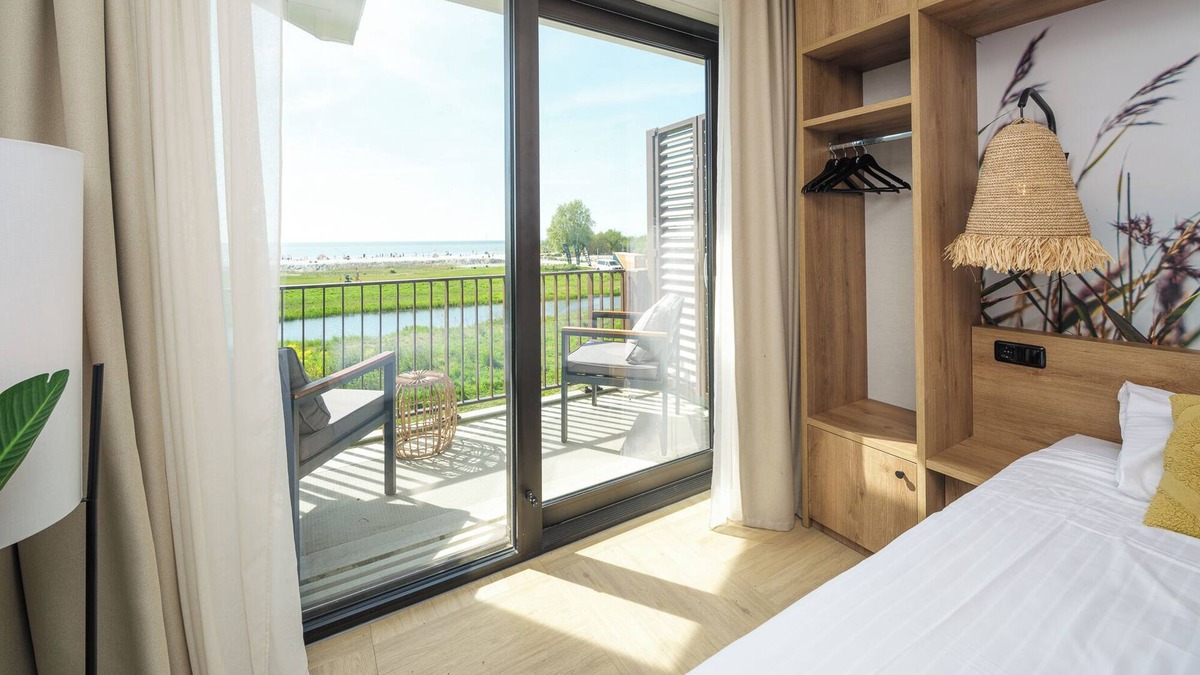 Workum Apartment | Compact and luxurious studio directly on the IJsselmeer. With private balcony or terrace, great views, and all essentials for two.