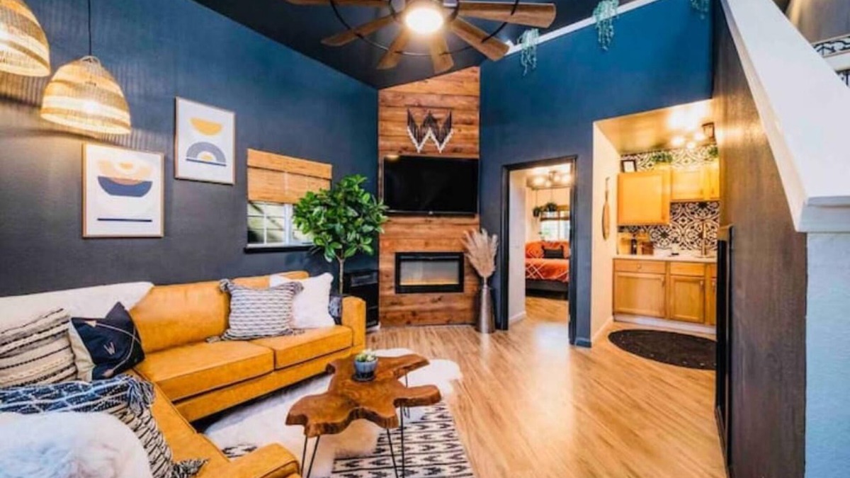 Sierra Village House | Compass EAST! A Boho Bungalow Fast Wi-Fi A/C