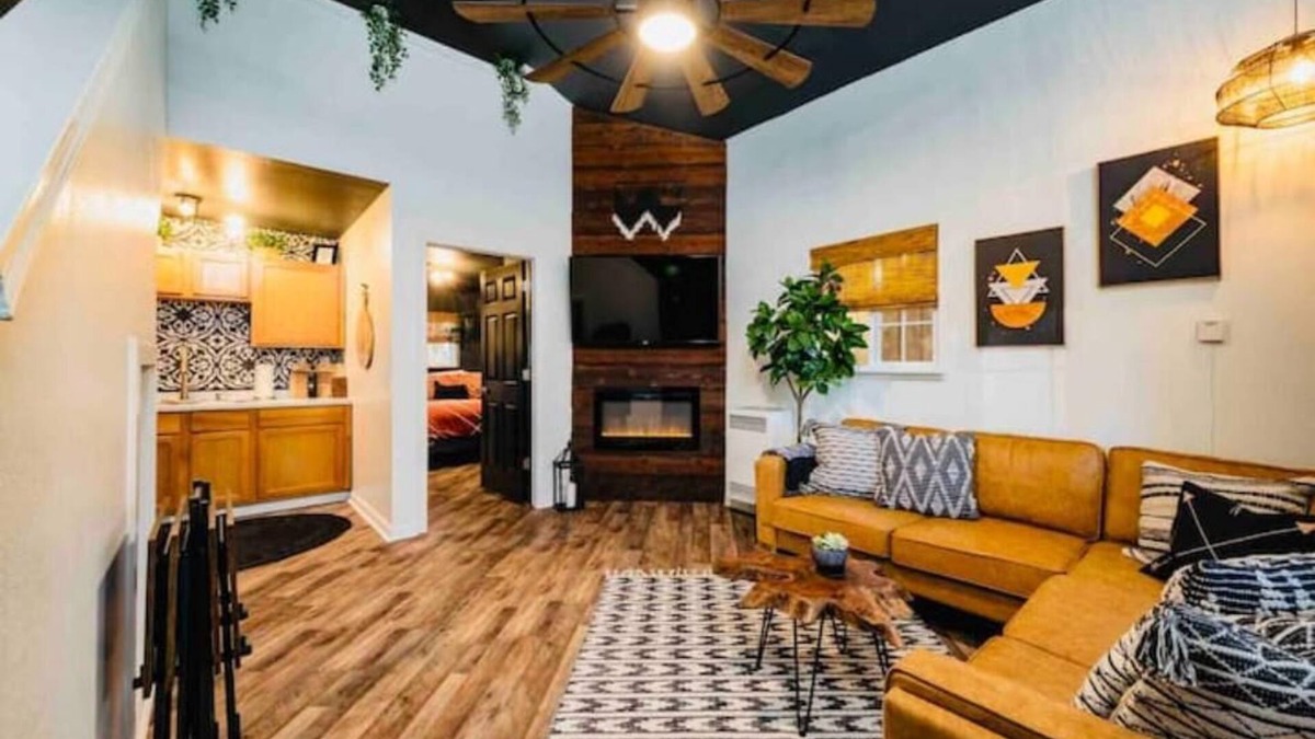 Sierra Village House | Compass WEST! A Boho Bungalow Fast Wi-Fi A/C