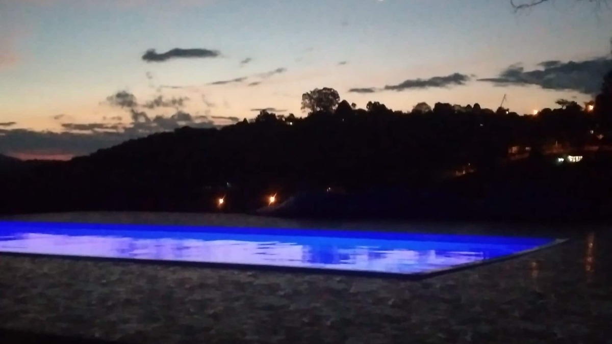 Extrema Cottage | Complete house with two barbecue grills, swimming pool, kiosk, fishing spot on site.