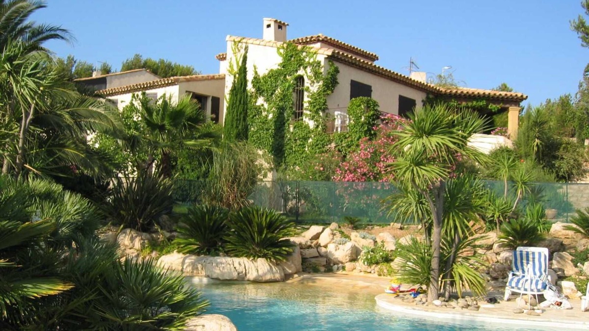 Sausset-les-Pins Apartment | Completely renovated 2-room apartment in large architect-designed villa