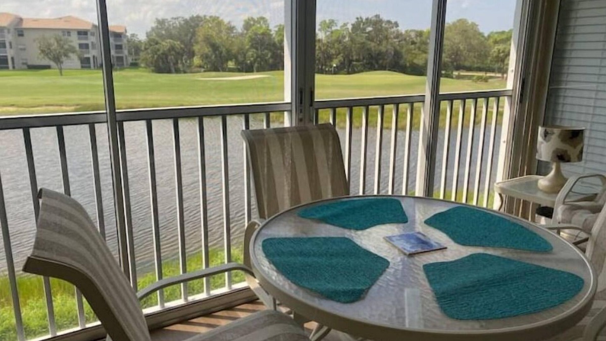 Palmer Ranch Condo | Completely Renovated 2 BR + Den condo @ Stoneybrook CC