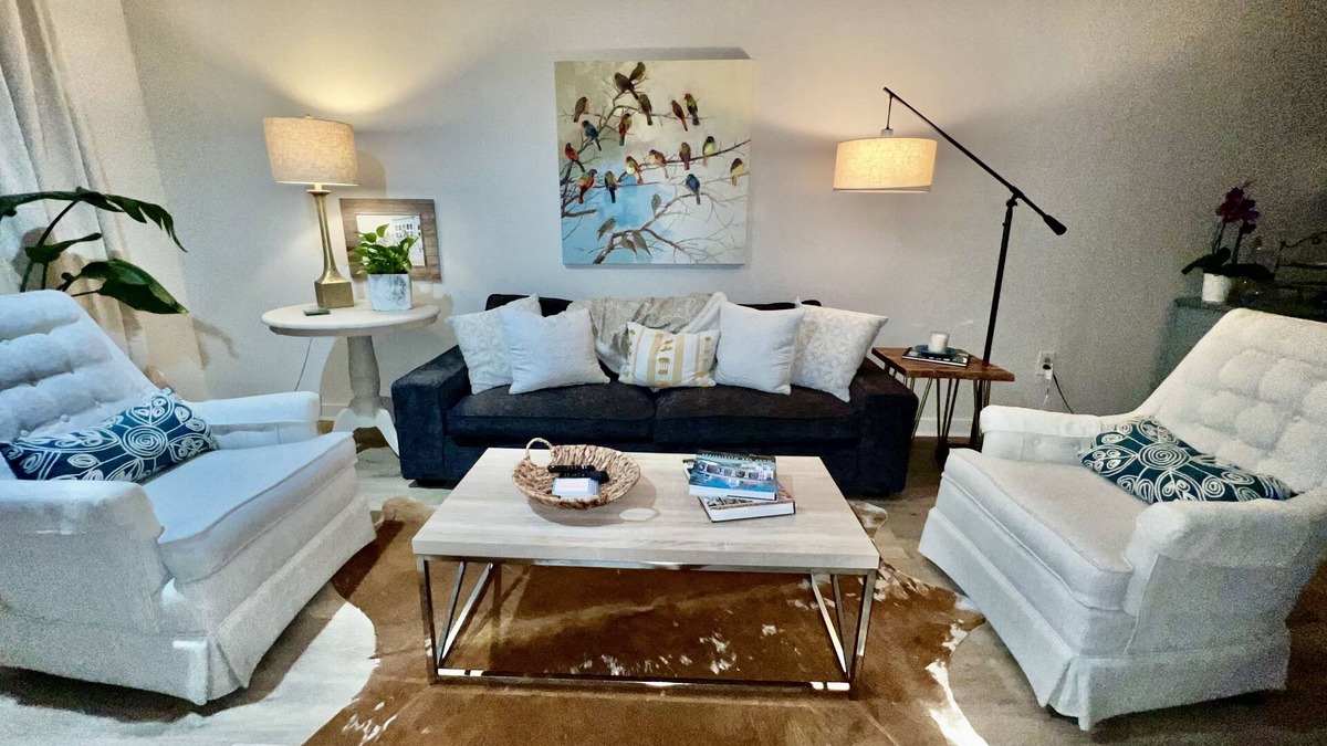Oxford House | Completely renovated! Convenient and walkable to the charming Oxford square.