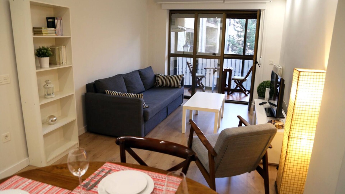Old Town Apartment | COMPLETELY RENOVATED AND IN FULL CENTER!