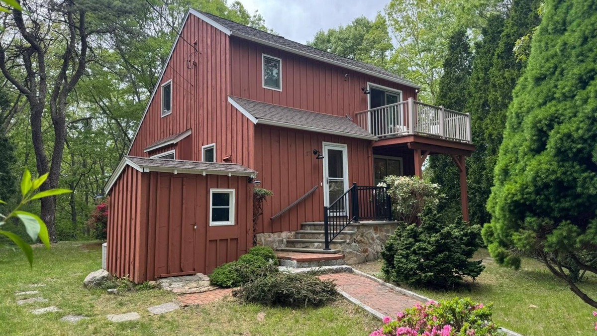 Westerly House | Completely renovated, finished just this April of 2025 & 5 minutes to the beach!