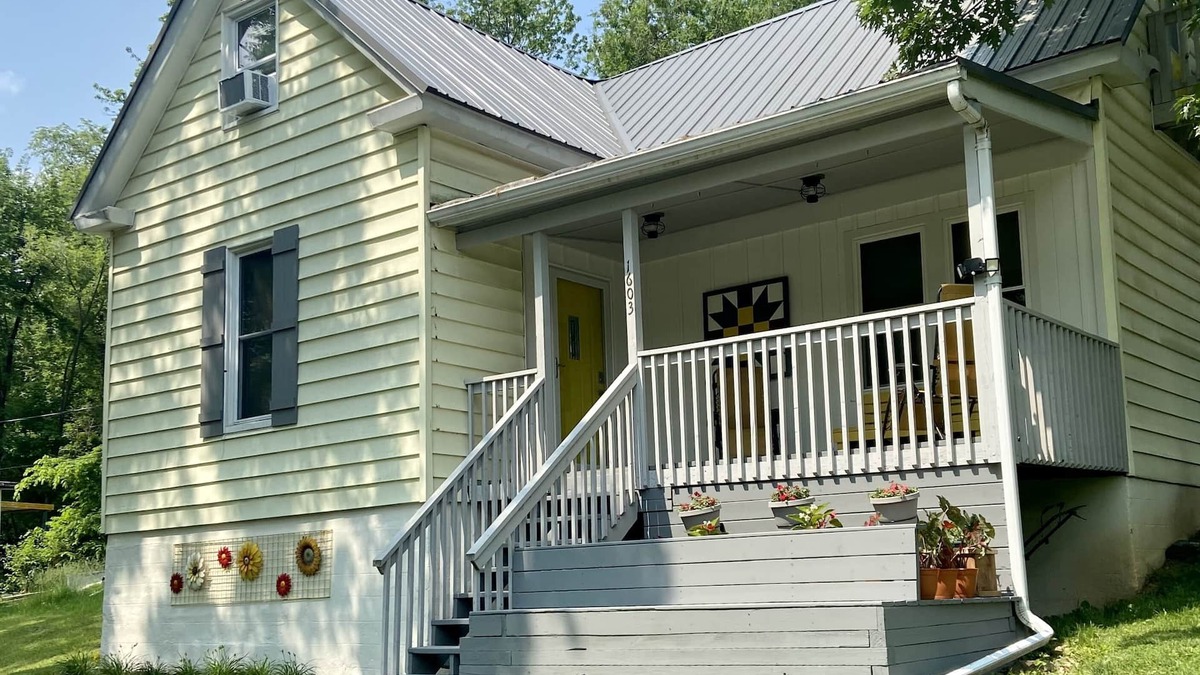 Hannibal House | Completely Renovated house 5 Minutes from downtown Hannibal Historic District.