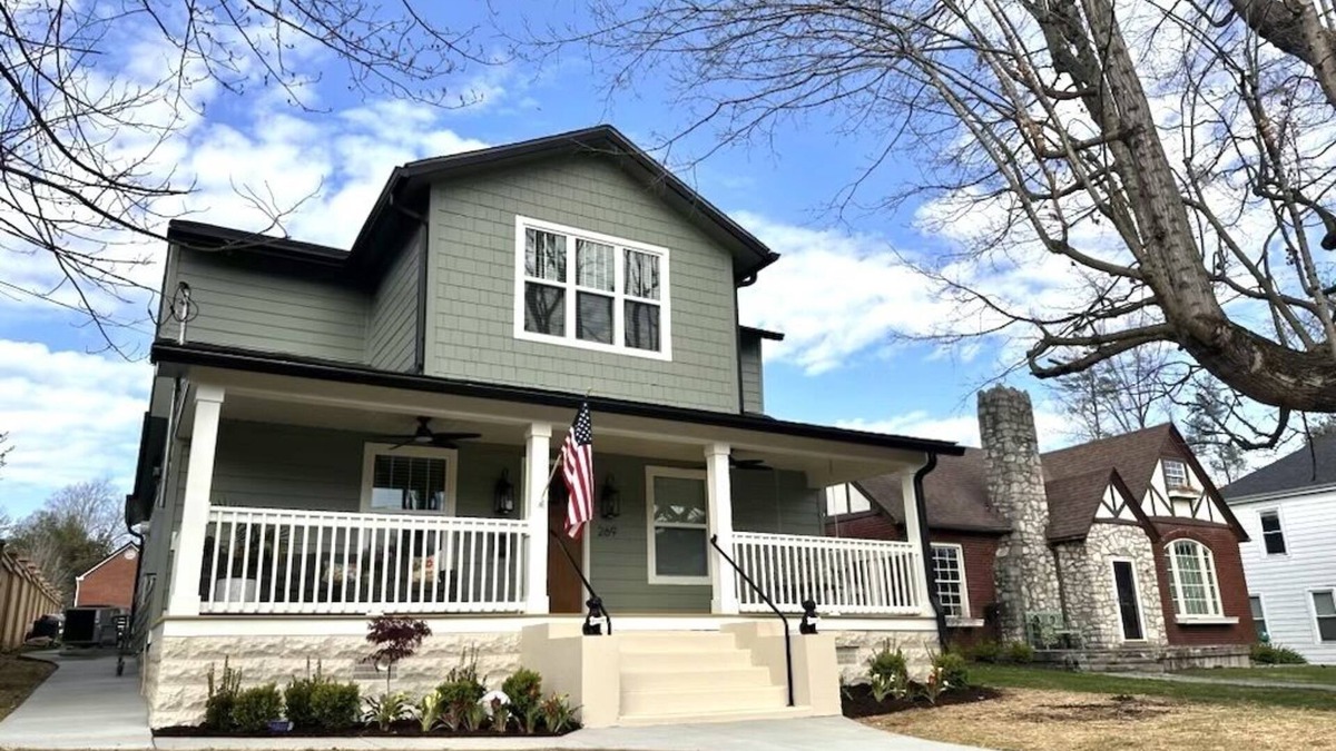 Irvine House | Completely Renovated Home in Walkable Downtown Irvine - Close to Red River Gorge