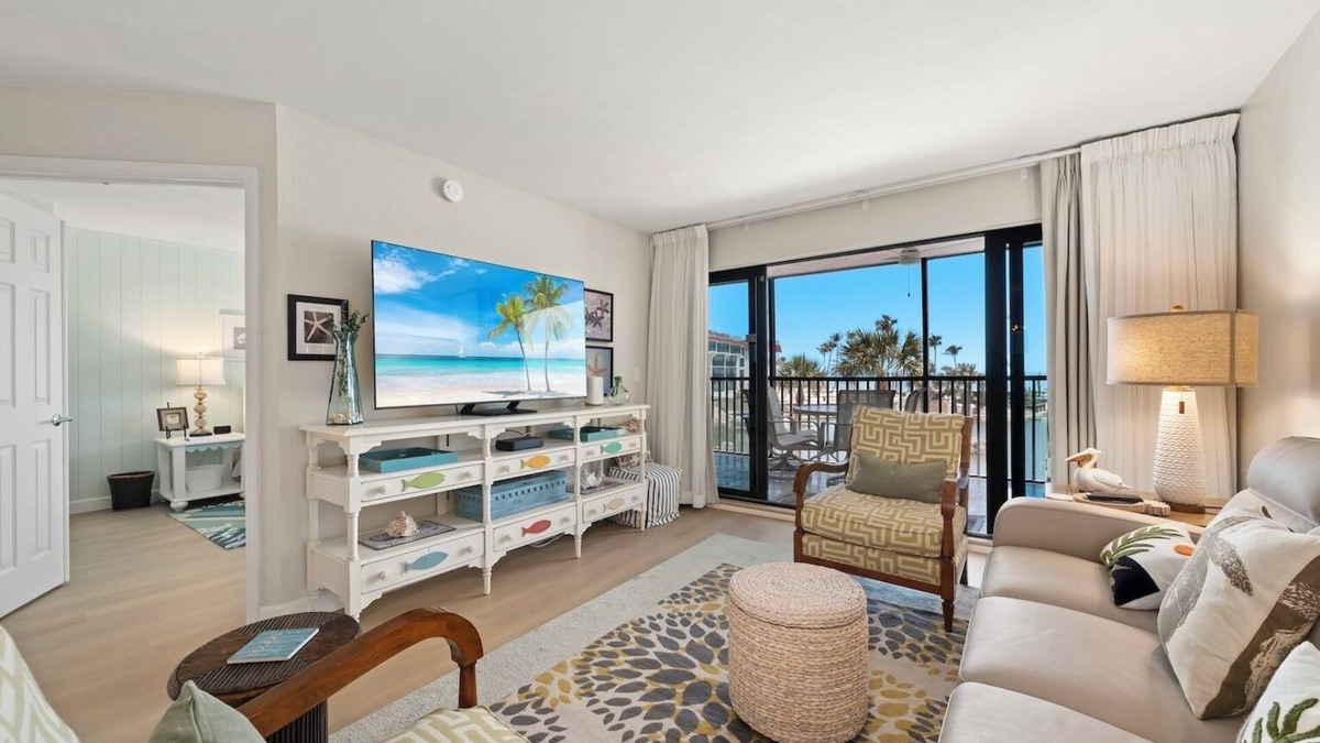 Sanibel Condo | Completely renovated one bedroom on the beach, 65' Samsung TV tennis, pool.
