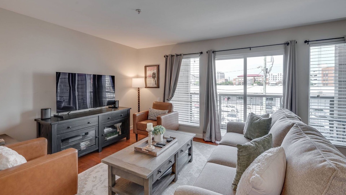North Capitol Condo | Completely Renovated Luxe 1 bedroom condo, walking distance to downtown!