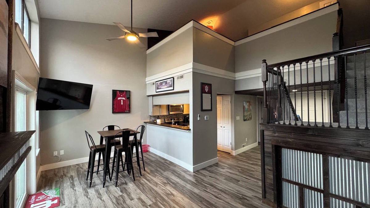 Avoca Condo | Completely updated Monroe Lake Condo with private loft, steps to pool and tennis