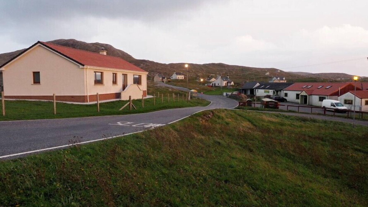 Eriskay Cottage | CONAN MARA, pet friendly, with open fire in Eriskay, South Uist