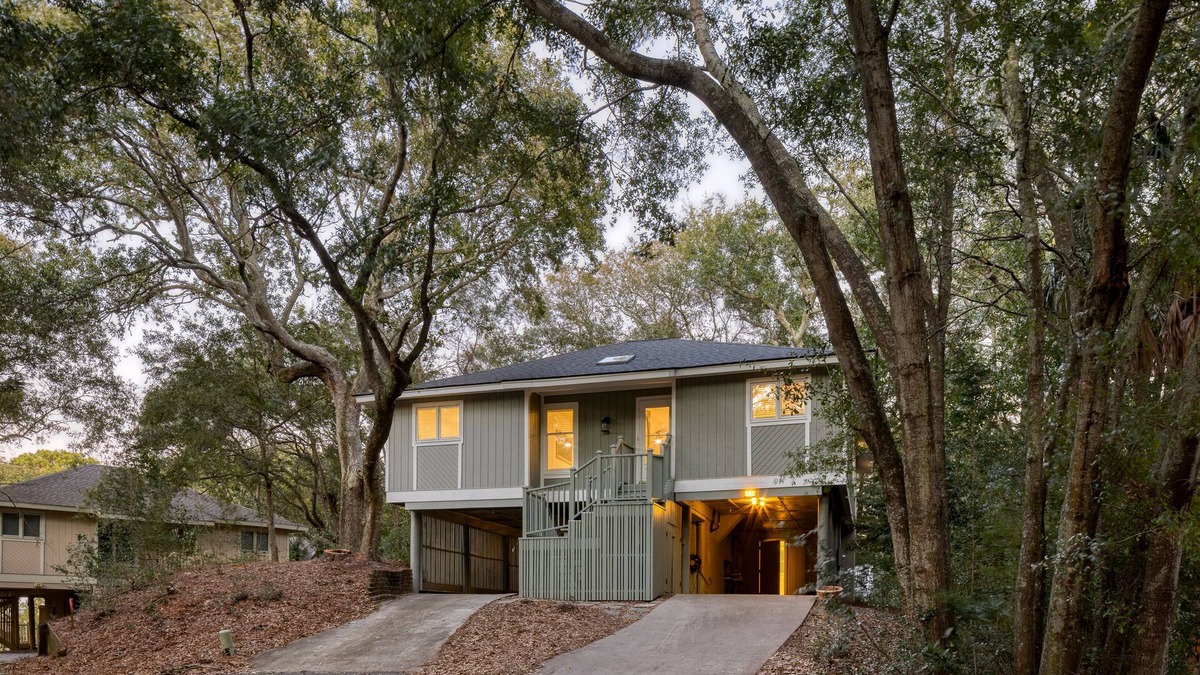 Twin Oaks House | Conch Cottage by AvantStay | Walk to Beach, Deck, Fireplace, Outdoor Dining