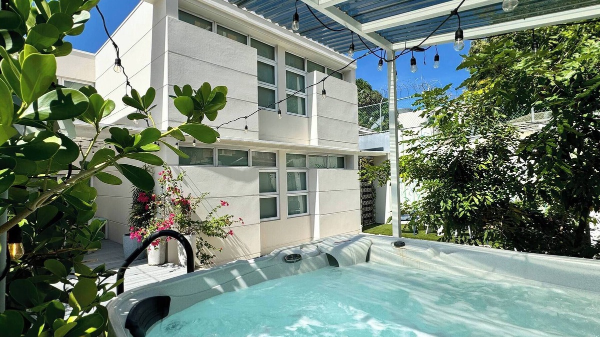 Santurce Ski Chalet | Condado Laguna Villa 1 | Spa | 6 Bd 3Ba Generator