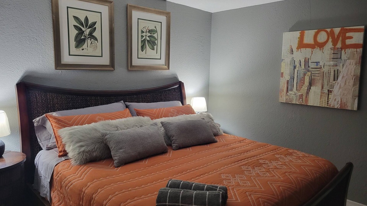 Parkside Apartment | Condo#3. KING SIZE BED, HIGH SPEED INTERNET and FREE PARKING.