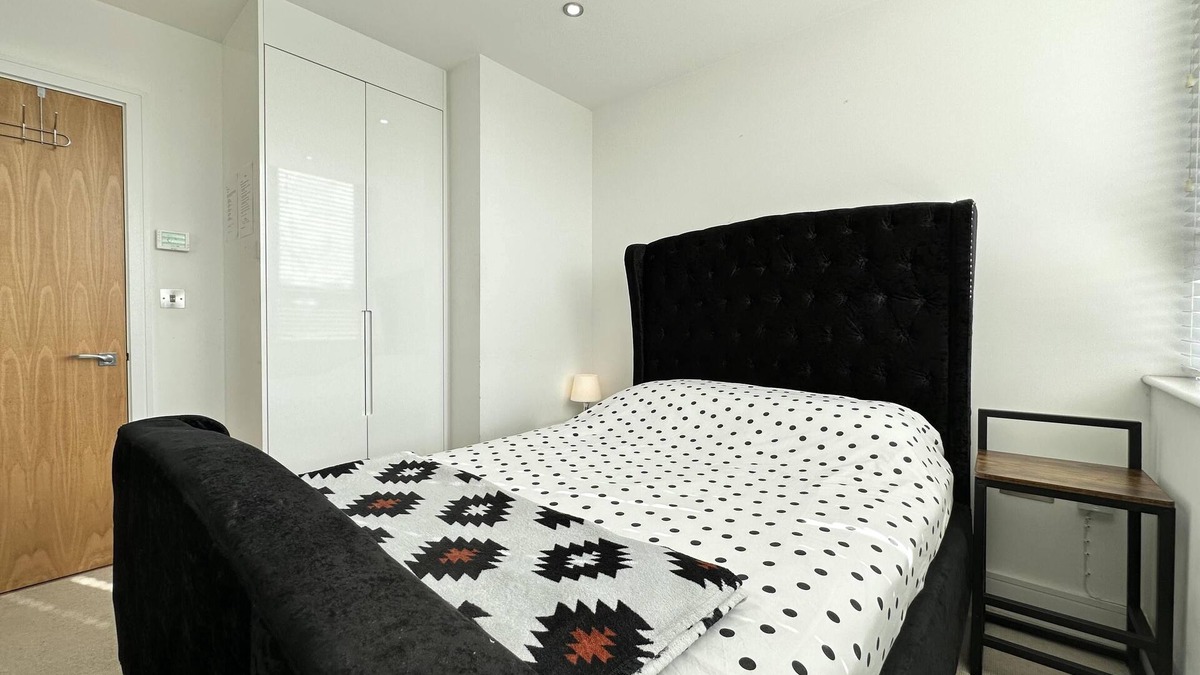 Haywards Heath Apartment | Condo Apartment with workspace