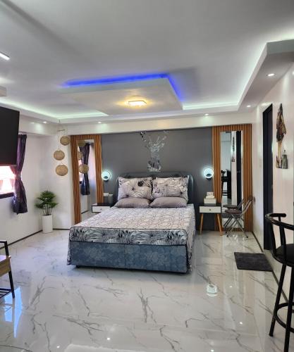 Mactan Export Processing Zone Apartment | Condo Azur Suites B207 near Airport, Netflix, Stylish, Cozy with swimming pool