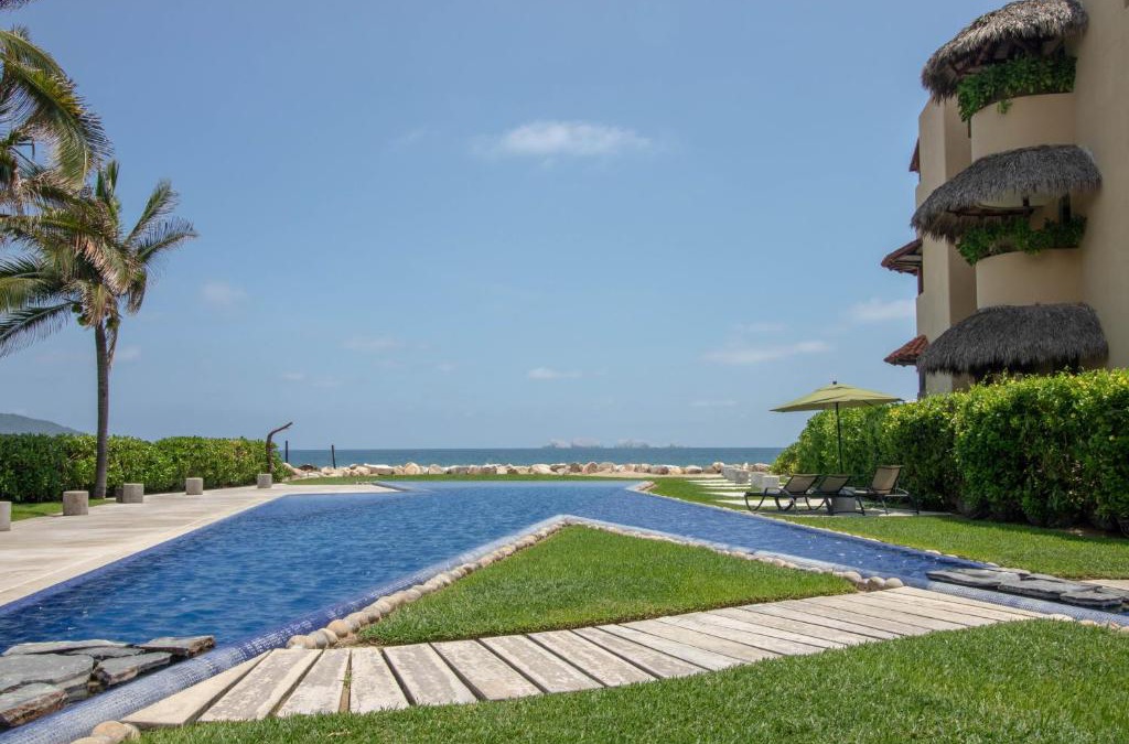 Ixtapa Apartment | Condo BEACH FRONT PLAYA BLANCA GARDEN