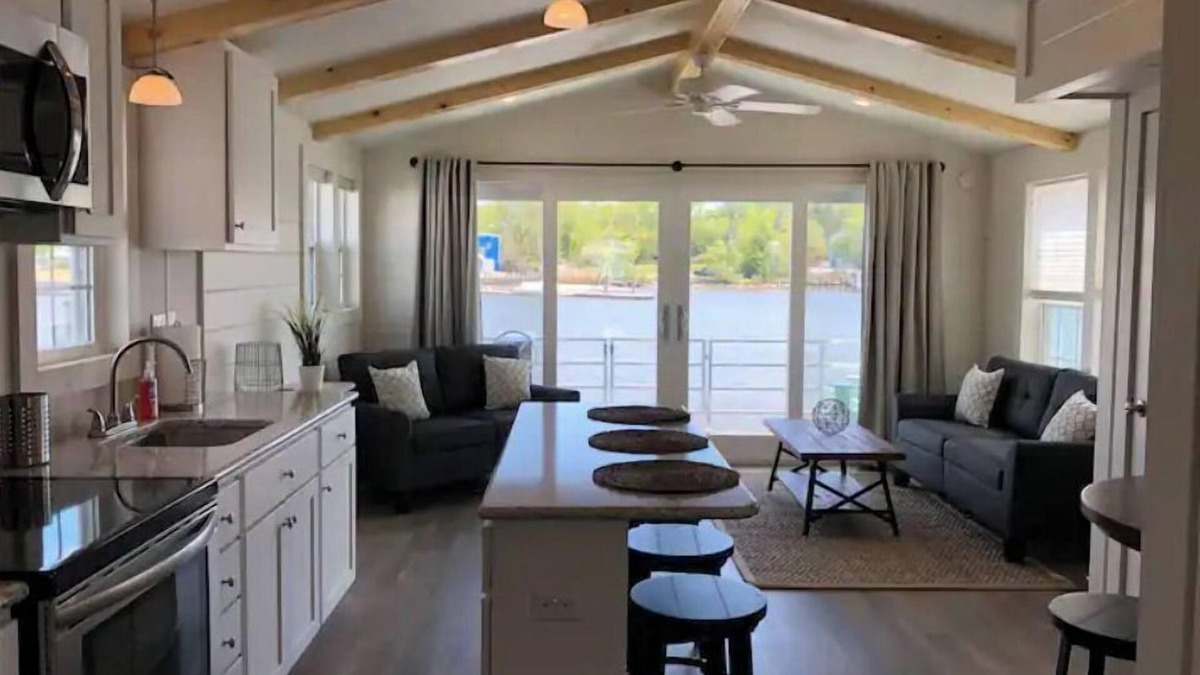 Annapolis Boat Rental | Condo Houseboat