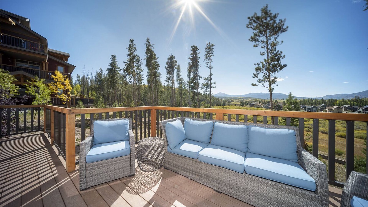 Fraser Condo | Condo near slopes w/deck & fireplace