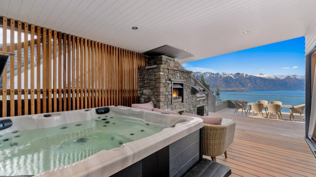 Fernhill House | Condo On Caples |Entertainers Dream + Hot Tub