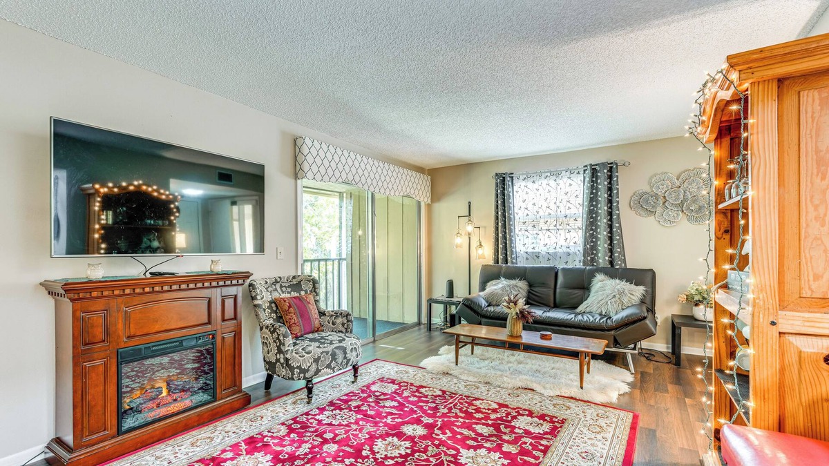 Deltona Lakes Condo | Condo w/Pool & Beach Access Near Theme Park