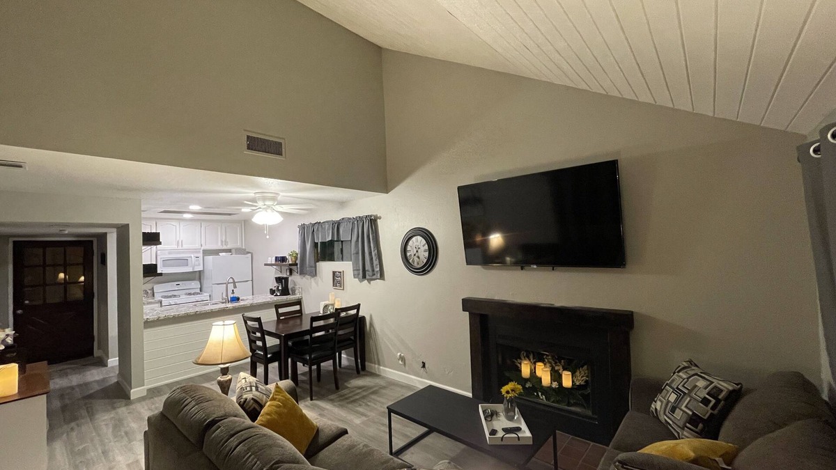 Porterville Condo | Condo walking distance to Restaurants and Shopping