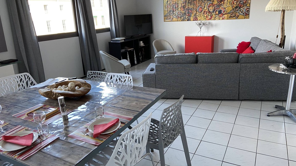 Faubourg Condo | Condominium housing. Park near city center