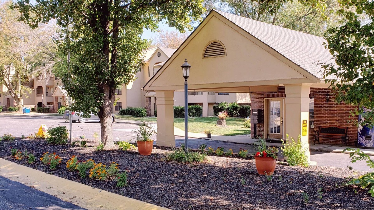 Lansing Condo | Condotels