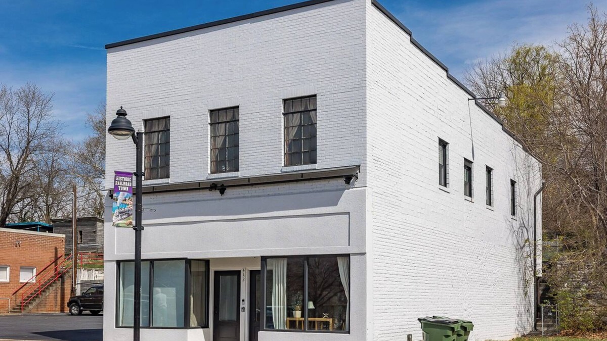 Shenandoah Apartment | Conductor's Suite at the Depot in charming Shenandoah