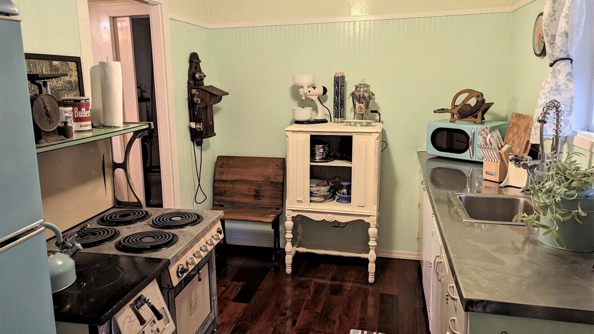 Westlake Cabin | Conductor’s Quarters - Lakefront Luxury 1 Bedroom with Kayaking near Florence