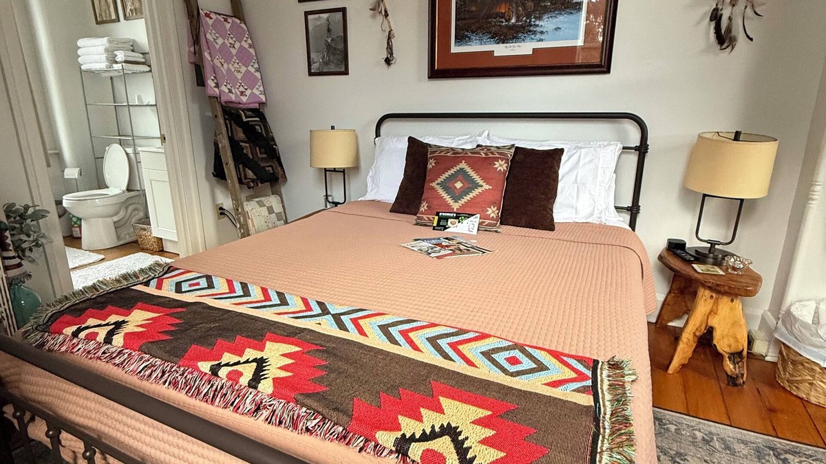 Gettysburg Bed & Breakfast | Conewago Suite at Olinger House B&B located in historic, downtown Gettysburg.