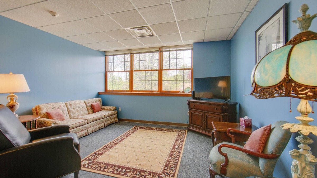 New Kensington Apartment | Conference Center & Pond: New Kensington Apartment
