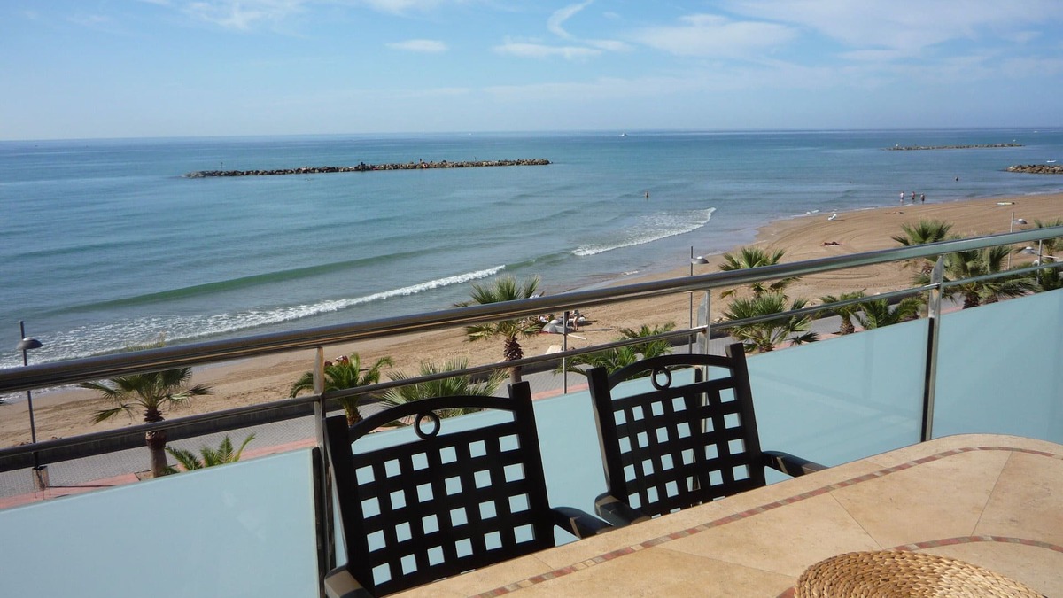Cubelles Apartment | Confortable 140m2 penthouse, air-cond+park+wifi+tennis club near