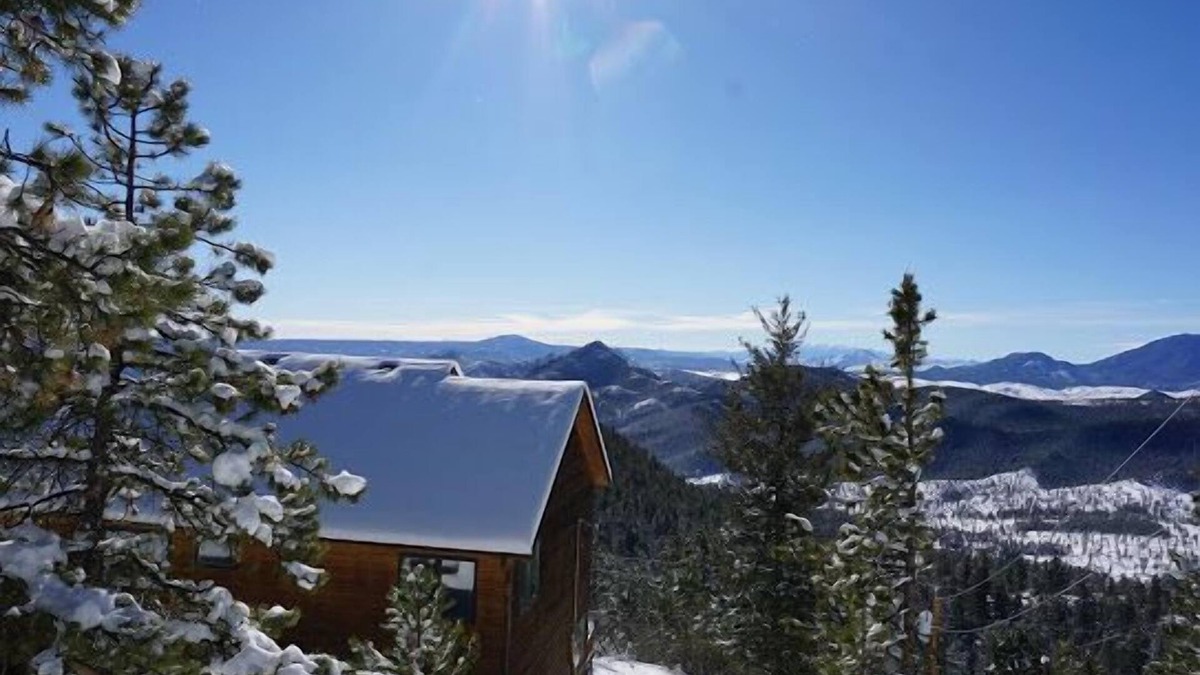 Richmond Hill Corridor House | Conifer Mountain Bliss: Tranquil Views of Pikes Peak