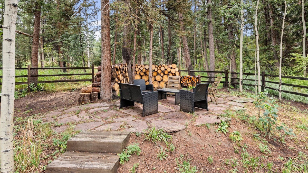 Kings Valley House | Conifer Mtn. Chalet Cozy & Family-friendly-Sleeps 7 “Spring Discount!”