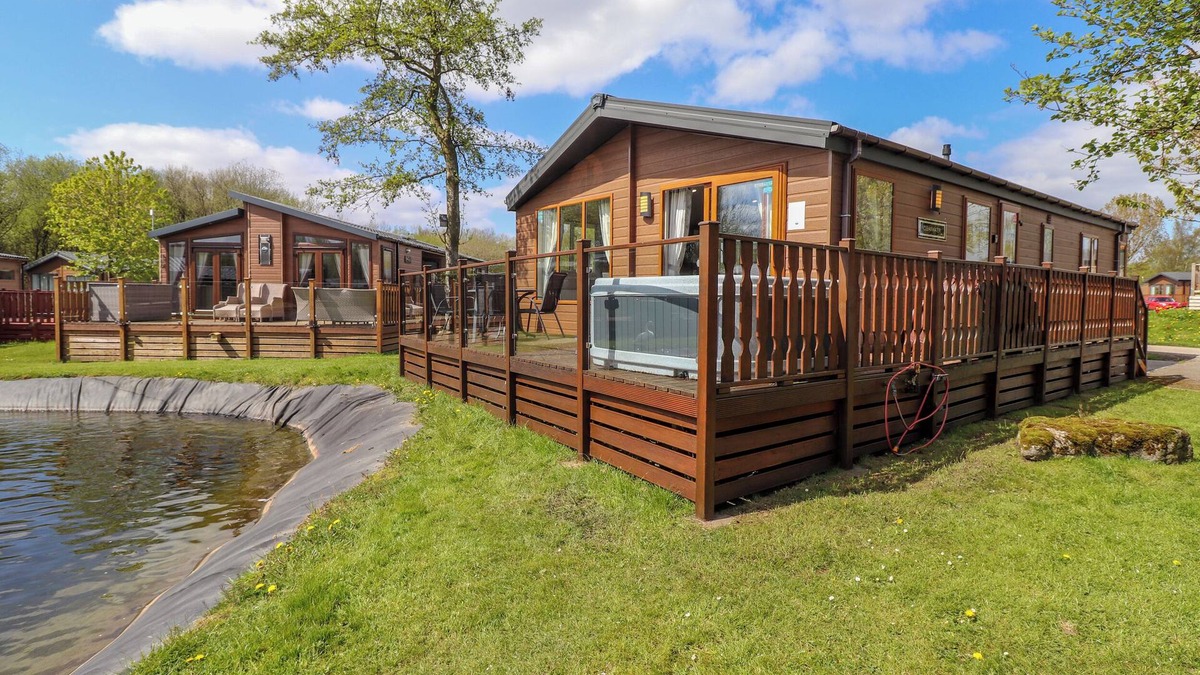 South Lakeland Leisure Village Cottage | CONISTON, pet friendly, with hot tub in Carnforth